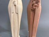 deux statues représentant une femme tenant un bébé dans ses bras et une statue représentant une femme tenant un enfant dans ses bras