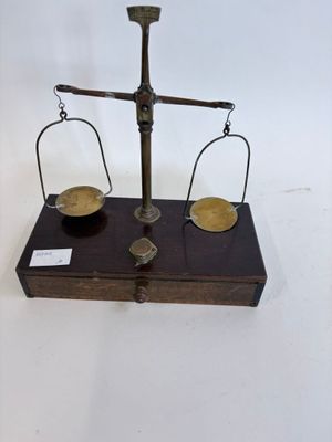 Balance de précision en bois et laiton H: 25- L: 24 cm - Photo 1
