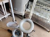 une chaise et un lit dans une pièce où il y a beaucoup d'objets par terre