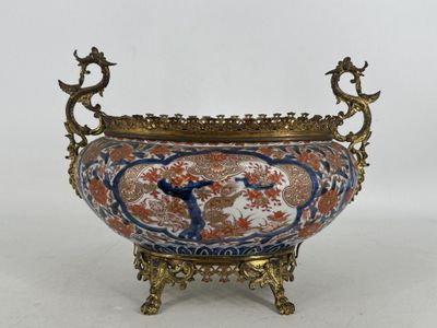 un bol richement décoré, orné d'un oiseau, posé sur un socle