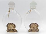 deux bouteilles en verre munies de bouchons en liège et un bouchon en liège