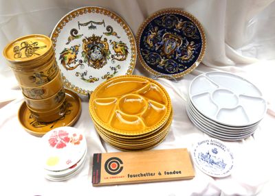 de nombreuses assiettes et bols posés sur une table où se trouve une plaque