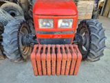 un tracteur garé à côté d'un radiateur