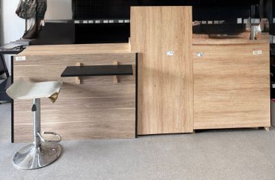 un bureau avec une chaise et une armoire dans la pièce