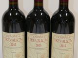 trois bouteilles de vin rouge sont alignées sur une table