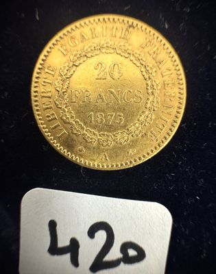 un gros plan d'une pièce d'or sur laquelle figure le chiffre 422