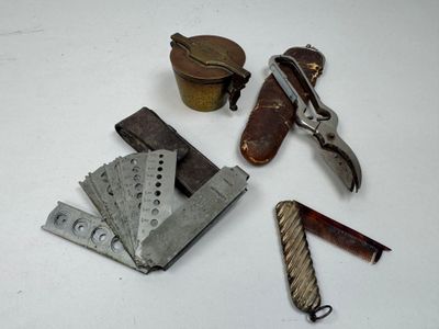 plusieurs outils posés sur une table