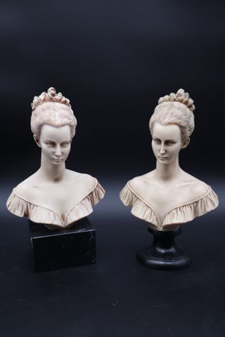 Lot de deux bustes de Manon de Lescaut en ivoirine. H 24 cm