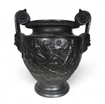 un vase noir avec une anse sur fond blanc
