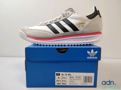 une boîte sur laquelle est posée une paire de chaussures