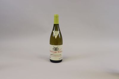 une bouteille de vin à côté d'un verre de vin