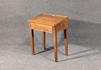 une petite table en bois surmontée d'un tiroir