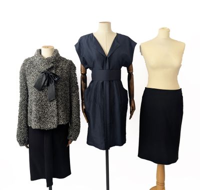 trois mannequins sont alignés sur un présentoir
