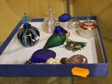 un plateau en verre sur lequel sont disposés divers objets décoratifs en verre