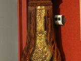 une horloge grand-père dans le coin d'une pièce