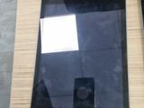 quelqu'un prend une photo d'une tablette avec son téléphone portable