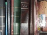de nombreux livres qui se trouvent sur une étagère dans une boîte à livres