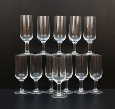 six verres à vin vides empilés les uns sur les autres sur une table