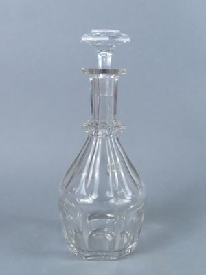 une bouteille en verre transparent munie d'un bouchon sur le dessus