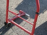 un chariot rouge posé par terre