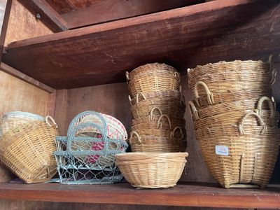 de nombreux paniers, les uns à côté des autres, sur une étagère dans une pièce