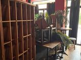 une pièce avec de nombreuses étagères et un bureau