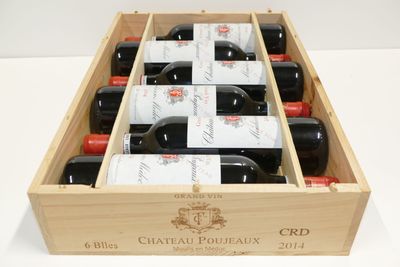 bouteilles de vin rouge dans un coffret en bois sur une table