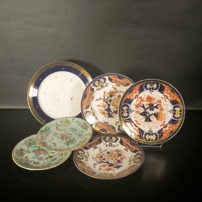 cinq assiettes aux motifs variés posées sur une table