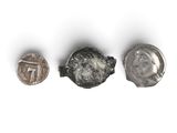 deux pièces d'argent et une bague en argent sur un fond blanc