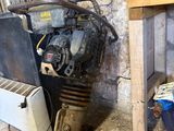 une photo d'un vieux moteur et d'autres objets dans un garage