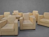 six chaises disposées en cercle sur un fond gris