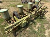 une photo d'un tracteur avec une charrue attelée à l'arrière
