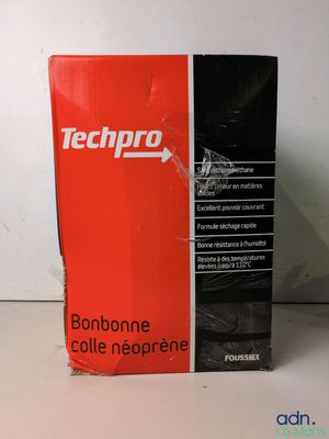 un gros plan d'une boîte posée sur une table, sur fond blanc