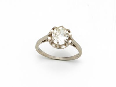 une vieille bague sertie d'un diamant taillé, montée sur une monture en or blanc