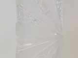 un vase en verre transparent orné d'un motif en forme d'étoile