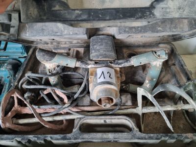 une boîte à outils contenant des outils, posée sur le sol