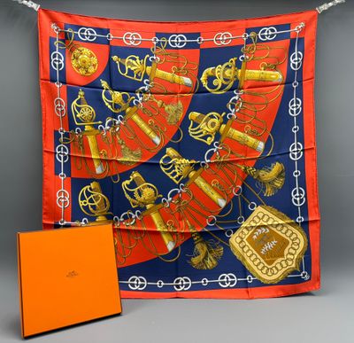 une écharpe orange et bleue ornée d'un motif doré et rouge