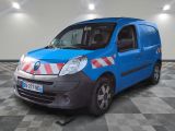 une camionnette bleue avec une bande rouge et blanche
