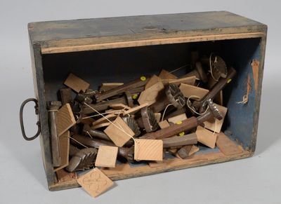 une boîte en bois remplie de vieux outils et d'une clé