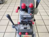 une petite machine posée sur un sol carrelé