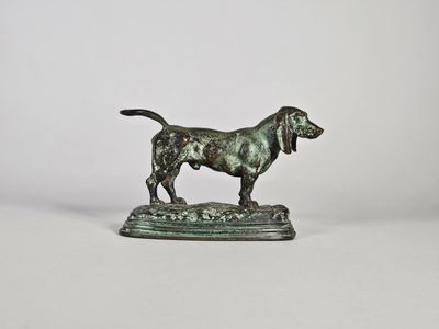 statue en bronze représentant un chien debout sur un socle
