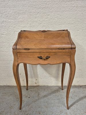 une vieille table en bois surmontée d'un tiroir