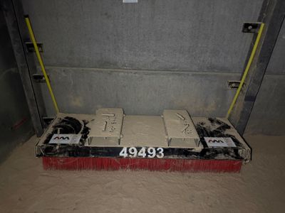 une boîte posée par terre, dans le sable