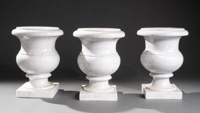 trois vases blancs empilés les uns sur les autres