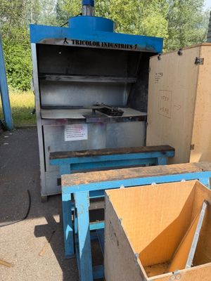 une boîte posée devant une machine