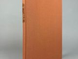 un livre à la couverture marron posé sur une table