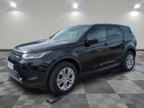 une Land Rover noire garée sur un sol en carrelage à damier