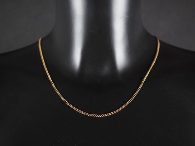 un collier à chaîne en or sur un mannequin mannequin mannequin mannequin mannequin mannequin mannequin mannequin mannequin mannequin