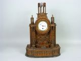 une horloge posée sur une table