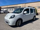 La petite camionnette blanche est garée sur un parking près d'un immeuble.